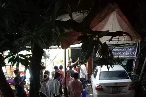 Xe ô tô bất ngờ lao vào đám tang, nhiều người bị thương