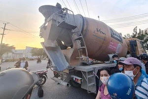 Chồng gào khóc bên thi thể vợ và con bị xe bồn cán tử vong