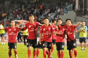 Long An cản bước Khánh Hòa thăng hạng V-League ở phút bù giờ