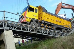 Long An: Đề nghị truy tố tài xế xe tải 48 tấn gây sập cầu 5 tấn 