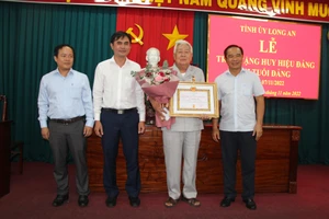 Long An: Trao tặng huy hiệu 30 năm tuổi đảng trở lên cho 220 đảng viên 
