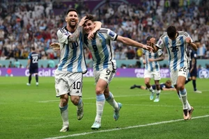 Messi và Alvarez ăn mừng bàn thắng