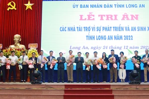 Lãnh đạo tỉnh Long An trao tặng hoa và quà các cá nhân, doanh nghiệp, nhà tài trợ tại lễ tri ân