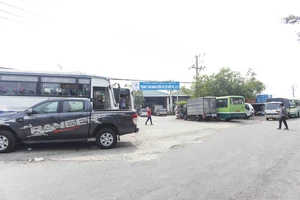 Trung tâm đăng kiểm quá tải, tài xế xếp hàng dài từ 3h sáng