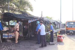 Nỗ lực giải toả hành lang lộ giới đường dẫn cao tốc