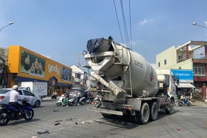 Va chạm với xe bồn, người đàn ông nhập viện