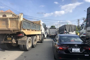 Quốc lộ 1 ùn tắc gần 4 giờ đồng vì tai nạn trên cao tốc TP.HCM - Trung Lương