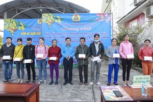 Long An: Trao tiền hỗ trợ 1.384 công nhân lao động bị mất việc, giảm giờ làm