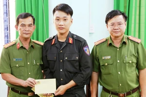 Khen thưởng 2 Cảnh sát cơ động bị thương khi phá điểm đá gà ở biên giới