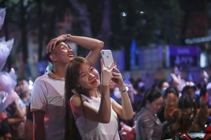 Khoảnh khắc người dân Long An xem pháo hoa chào đón đón giao thừa