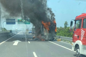 Xe tải cháy bốc cháy trên cao tốc Trung Lương - Mỹ Thuận