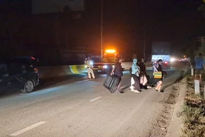 Va chạm với xe đầu kéo, sáu người trên ô tô con thoát chết