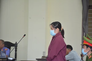 Con gái chủ nhà đâm chết kẻ đòi nợ thuê lãnh án 20 năm tù