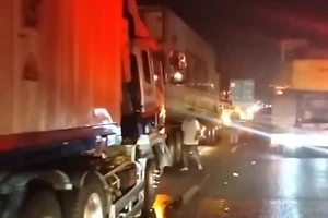 Hiện trường vụ tai nạn 4 xe đầu kéo và chạm liên hoàn