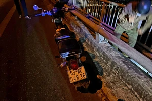 Chiếc xe máy trên cầu Rạch Miễu