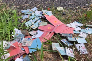 Phát hiện nhiều CMND, sổ hộ khẩu và con dấu trên đường dân sinh cao tốc Trung Lương – Mỹ Thuận