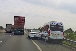 2 ô tô va chạm khi tranh nhau chạy vào vào làn dừng khẩn cấp cao tốc TP.HCM - Trung Lương