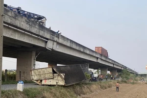 Thùng hàng xe đầu kéo rơi xuống đường công vụ