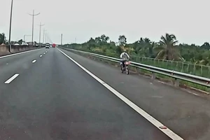 Phát hiện người đàn ông đạp xe đạp điện đi ngược chiều trên cao tốc Thành phố Hồ Chí Minh - Trung Lương