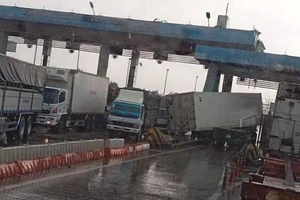 Thùng hàng của xe container bị rơi xuống