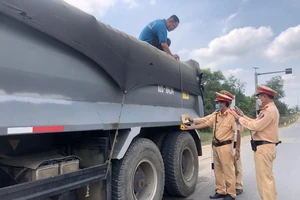 Xử phạt gần 300 triệu đồng phương tiện chở hàng hóa quá tải trọng, để đất, cát rơi vãi