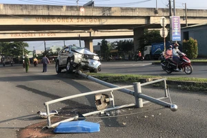 Tài xế ngủ gục, ô tô 7 chỗ tông gãy trụ đèn quốc lộ 62