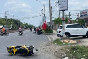 Con chở cha trên xe gắn máy tông thẳng vào cột điện, khiến người cha tử vong tại chỗ