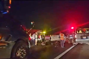 Hiện trường xe máy té trên cao tốc