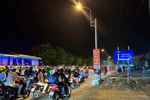 Người dân miền Tây mệt mỏi di chuyển trong đêm về quê nghỉ lễ