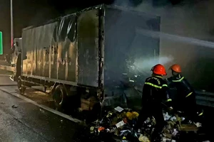 Xe Thư báo bốc cháy trên cao tốc Trung Lương - Mỹ Thuận