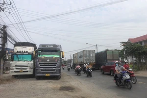 Cần xử lý tình trạng xe trọng tải lớn chở lúa lấn chiếm hành lang ATGT Quốc Lộ 62