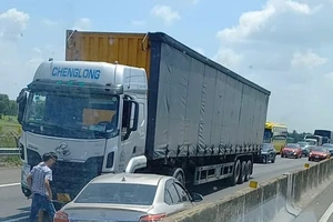 Va chạm với xe đầu kéo, xe ô tô con nằm quay đầu trên cao tốc TP.HCM- Trung Lương