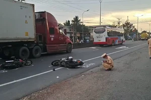 Va chạm giữa xe tải và 3 xe máy