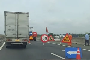 Thảm nhựa cao tốc TP.HCM – Trung Lương khiến kẹt xe trên 5km