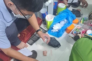 Bắt quả tang một người tàng trữ và 6 người sử dụng ma túy trong nhà trọ