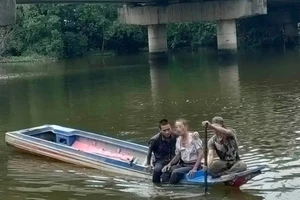 Nam thanh niên lao xuống sông cứu sống người nhảy cầu Cần Giuộc 