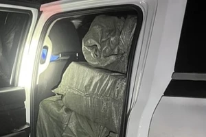 Công an tạm giữ 2 xe ô tô vận chuyển gần 10.000 gói thuốc lá lậu 