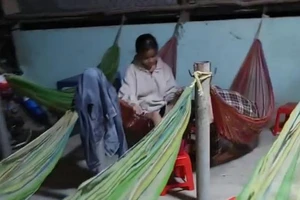 Hai vợ chồng đi xe máy nghi bị cướp bắn trên quốc lộ N2 