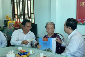 Phó Chủ tịch Thường trực Quốc hội thăm các gia đình chính sách tại Long An