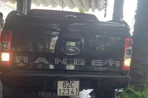 Xe bán tải tự lùi vào quán cà phê, khiến một người bị thương