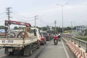 Sửa chữa cầu trên cống Rạch Chanh giao thông trên Quốc lộ 62 ùn ứ