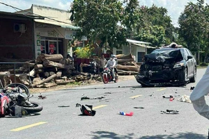 Người đi xe máy va chạm với ô tô văng lên nóc xe tử vong