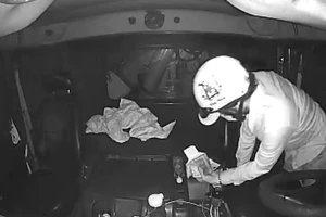 Camera ghi lại cảnh trộm đột nhập vào xe container lấy cắp tài sản