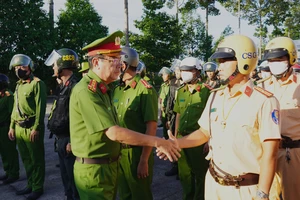 Công an Long An quyết liệt kiểm soát ô tô kinh doanh vận tải 