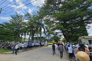 Công nhân ngừng công tập thể vì đường thoát nước bị bít gây mùi hôi thối