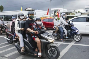 Người dân sáng đội mưa, trưa đội nắng trở lại TP.HCM