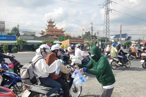 Tình nguyện phát nước miễn phí cho người dân trở lại TP.HCM sau kỳ nghỉ lễ