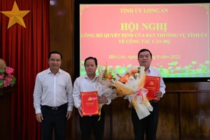 Long An: Công bố các quyết định công tác cán bộ