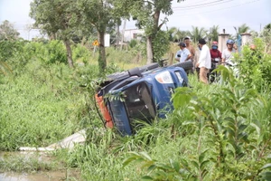 Né xe tang, xe tải lật ngang xuống kênh
