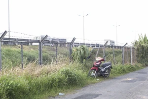 Mối nguy hiểm từ nạn phá rào cao tốc TP.HCM - Trung Lương